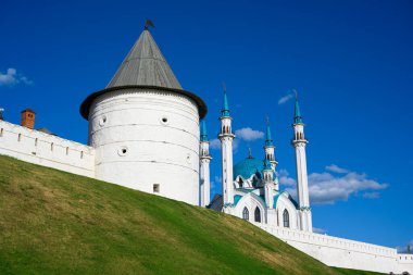 Yazın Kazan Kremlin, Tataristan, Rusya. Kazan 'ın en önemli simgesidir. Beyaz duvar, kule ve mavi gökyüzünün altındaki Kul Şerif Camii manzarası. Eski Kazan şehir merkezinde tarihi bir yer. UNESCO sitesi.