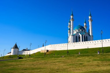 Yazın Kazan Kremlin, Tataristan, Rusya. Kazan 'ın en önemli simgesidir. Beyaz duvar manzarası ve mavi gökyüzünün altındaki Kul Şerif Camii. Eski Kazan şehir merkezinde tarihi mimari. UNESCO sitesi.