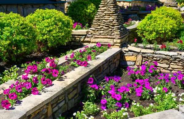Landscaping Retaining Walls Flowerbeds Residential House Backyard Landscape Design Upscale — Fotografia de Stock
