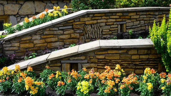 Landscaping Retaining Walls Flowerbeds Residential House Backyard Landscape Design Upscale — Zdjęcie stockowe