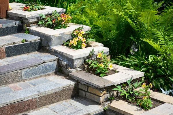 Landschaftspflege Auf Haustreppe Mit Blumenbeeten Häusliche Landschaftsgestaltung Hochwertiger Garten Sommer Stockfoto