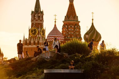 Moskova - 28 Haziran 2022: Turistler, Zaryadye Parkı 'nı yazın, Moskova, Rusya' da ziyaret ettiler. İnsanlara odaklan. Moskova Kremlin ve St. Basil Katedrali. Seyahat, turizm ve yaz teması. 