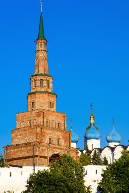 Yazın Kazan Kremlin, Tataristan, Rusya. Eski Suyumbike Kulesi 'nin dikey görüntüsü, şehrin simgesi. Burası Kazan 'ın turistik merkezi. Tarihi bina, gezme ve Kazan 'da seyahat teması