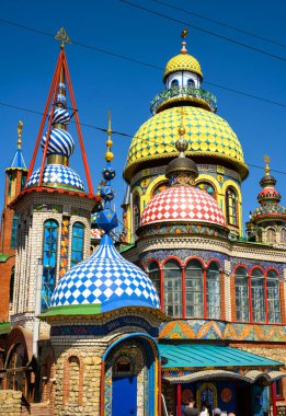 Kazan, Tataristan, Rusya 'daki tüm dinlerin tapınağı. Burası Kazan 'ın simgesi. Yazın kiliseler, camiler ve diğer dini binaların güzel renkli kompleksi. Seyahat, turizm teması.