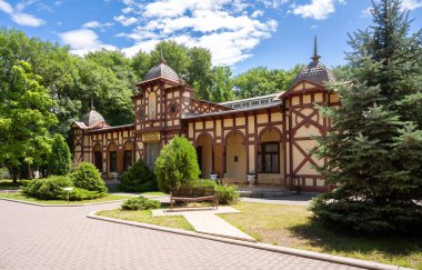Yessentuki, Rusya - 23 Temmuz 2022: Yessentuki 'deki makine terapi evi, Kafkasya Mineral Su Bölgesi' ndeki spa şehri, Stavropol Krai. Yazın tatil köyü parkında eski bir tıbbi bina. Seyahat teması. 
