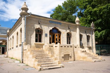 Yessentuki, Rusya - 23 Temmuz 2022: Essentuki 17 numaralı maden suyu kaynağı olan ev, Kafkasya 'nın spa kenti, Stavropol Krai. Yazın tatil köyü parkında eski bir bina. Seyahat, gezi teması.