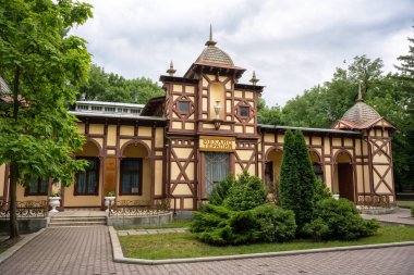 Yessentuki, Rusya - 23 Temmuz 2022: House of Mechanical Therapy in resort park in Yessentuki, spa city in Kafkasya Mineral Waters area, Russian Stavropol Krai. Seyahat, gezi ve doğa teması