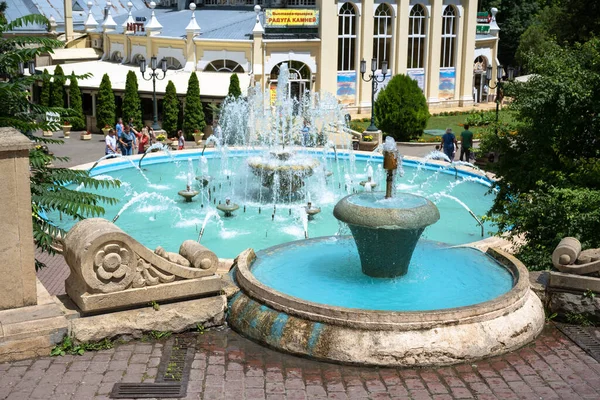 2022年7月23日 俄罗斯叶斯捷尔茨基 俄罗斯斯塔夫罗波尔边区高加索矿泉水区叶斯捷尔茨基市美丽的泉水 观光和度假主题 — 图库照片