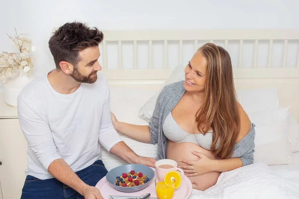 Mand Bringing Healthy Breakfast Pregnant Woman Stockbild