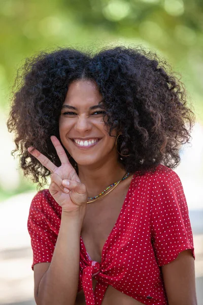 Glücklich Lächelnde Mädchen Mit Afron Amerikanischen Haaren Und Zeichen Stockbild