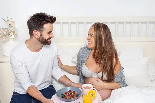 Healthy Eating Smiling Pregnant Woman Husband 图库照片