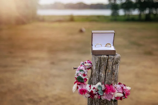 結婚式と婚約指輪を箱に入れて ストック画像