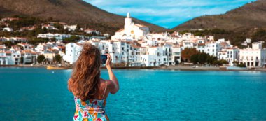 İspanya 'da kadavraların fotoğrafını çeken bir turist. Costa Brava.