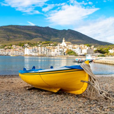Katalonya 'daki kadavralar. Tipik İspanya köyü, Akdeniz ve sarı balıkçı teknesi.