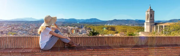 Mulher Sentada Desfrutando Vista Panorâmica Girona Catalunha Espanha — Fotografia de Stock