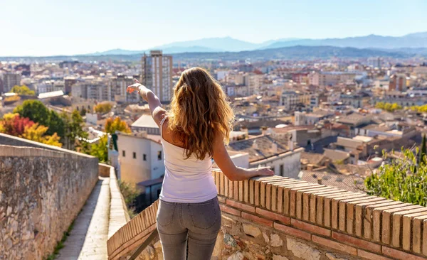 Kvinna Besöker Stadsmurarna Girona Katalonien Spanien — Stockfoto