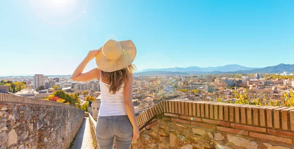 ジロナの城壁を歩く女性観光客 ジロナのムララ カタルーニャ — ストック写真