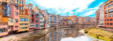 Girona şehir manzaralı renkli evler