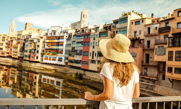 Mulher Turista Desfrutando Casas Coloridas Cidade Girona Catalunha Espanha — Fotografia de Stock