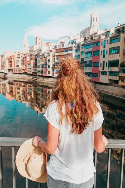 Turista Mujer Disfrutando Coloridas Casas Girona Ciudad — Foto de Stock