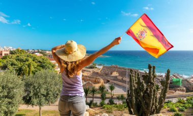 İspanya 'da Tarragona' da kadın ve İspanyol bayrağı
