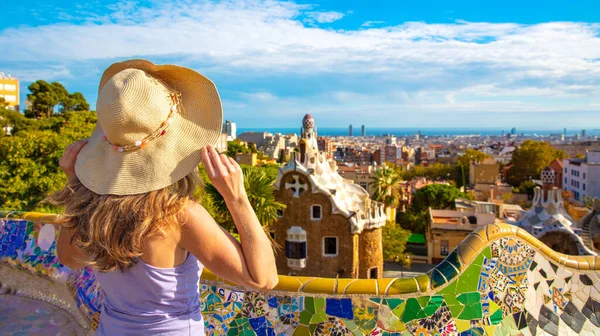 Parc Guell- Barcelona, İspanya 'da tatil yapan kadın.