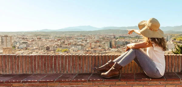 Kobieta Siedząca Widokiem Gironę Katalonia Hiszpanii — Zdjęcie stockowe