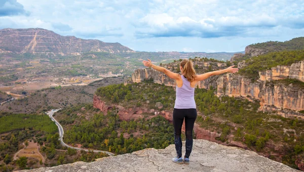 Wanderin Auf Dem Gipfel Des Berges Genießt Die Aussicht Katalonien — Stockfoto
