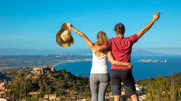 Szczęśliwa Para Podróżująca Katalonia Costa Brava Wioska Begur — Zdjęcie stockowe