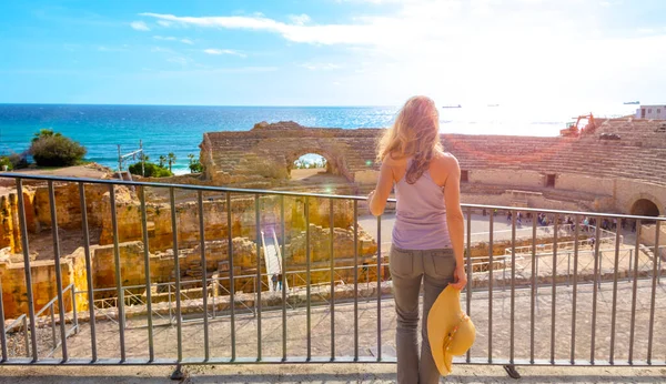 Römisches Amphitheater Tarragona Frau Unterwegs Katalonien Spanien — Stockfoto
