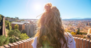 Girona şehir manzarasına bakan kadın turistin arkadan görünüşü