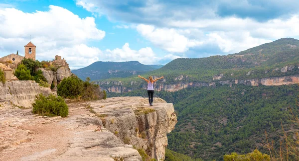 Siurana Catalonië Vrouwelijke Wandelaar Geniet Van Een Panoramisch Uitzicht — Stockfoto