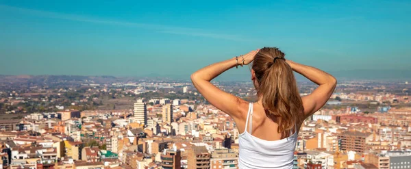 Kvinna Tittar Panoramautsikt Över Stadslandskapet Lerida Katalonien Spanien — Stockfoto