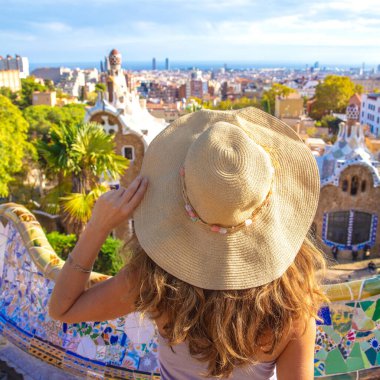 Barselona 'da kadın turist, Parc Guell - İspanya