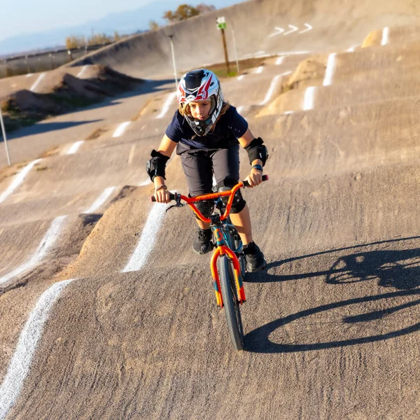 Tennager Auf Fahrrad Bmx Fahrer Wettbewerb — Stockfoto