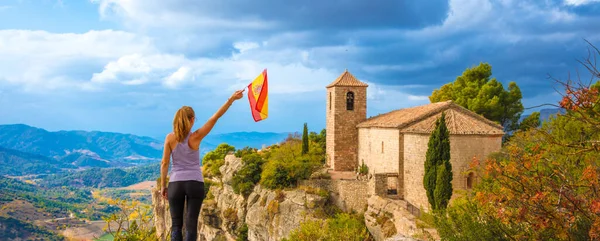 Turystka Turystka Katalonii Siurana Hiszpanii Flaga Hiszpanii — Zdjęcie stockowe