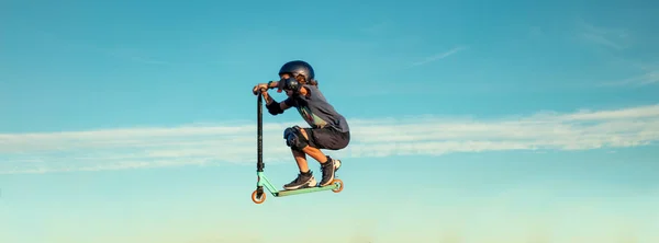 Ung Pojke Hoppar Med Skoter Freestyle — Stockfoto