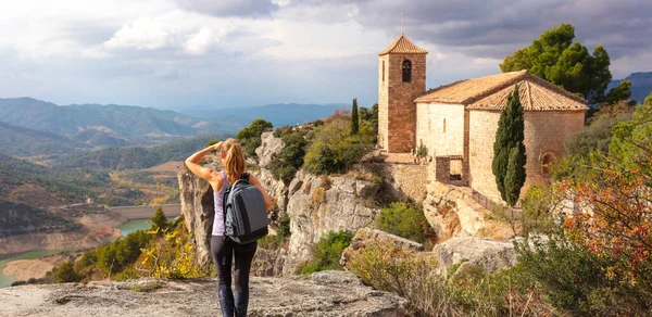Подорожуюча Жінка Туристка Каталонії Сіурана Іспанія — стокове фото