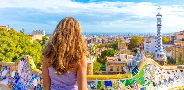 Женщина Туристка Путешествующая Испании Барселона Парк Гуэль — стоковое фото