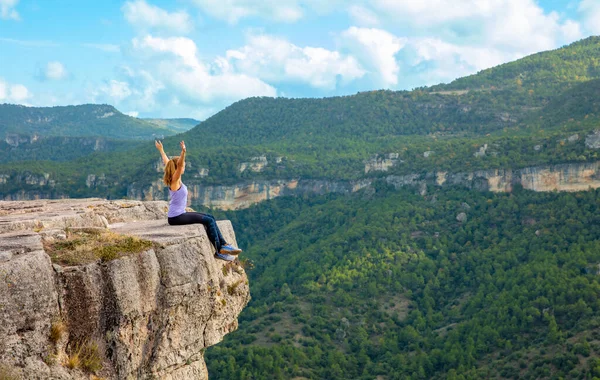 Gelukkig Vrouw Wandelaar Piek Genieten Berglandschap Uitzicht — Stockfoto