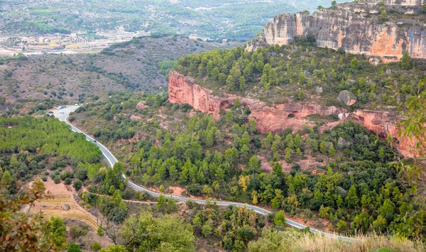 Siurana 'daki bir uçurumdan manzara. Ormandaki yol, İspanya' daki Katalonya.