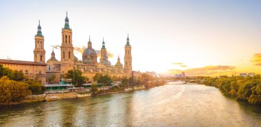 El Pilar Panorama, Zaragoza gün batımında - İspanya