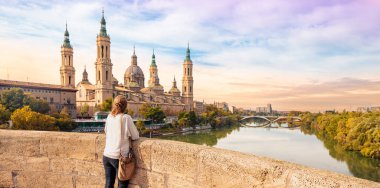 Saragossa 'yı ziyaret eden kadın turist, İspanya' da Aragon - Zaragoza