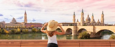 Saragossa Bazilikası 'na bakan kadın turist, İspanya' da Aragon, Zaragoza.