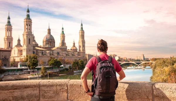 Homem Turista Olhando Para Basílica Saragossa Aragão Espanha Zaragoza — Fotografia de Stock