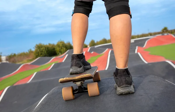 Νεαρό Αγόρι Στο Skateboard Στο Skatepark — Φωτογραφία Αρχείου