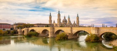 Saragossa, günbatımında Panorama şehri manzarası (köprü ve sütun bazilikası, İspanya 'da Aragon)