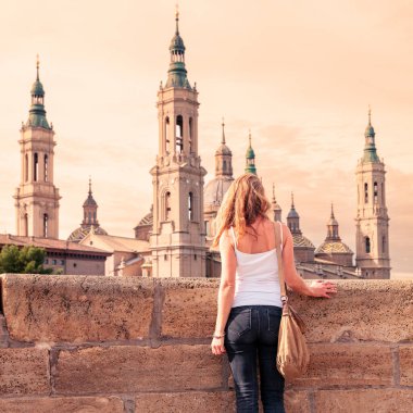 İspanya 'da Zaragoza' da sütun bazilikasına bakan kadın turist