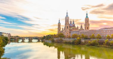 Saragossa panoramik şehir manzarası gün batımında