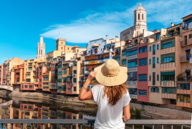 Girona şehrinde renkli evler arayan kadın turist Katalonya, İspanya